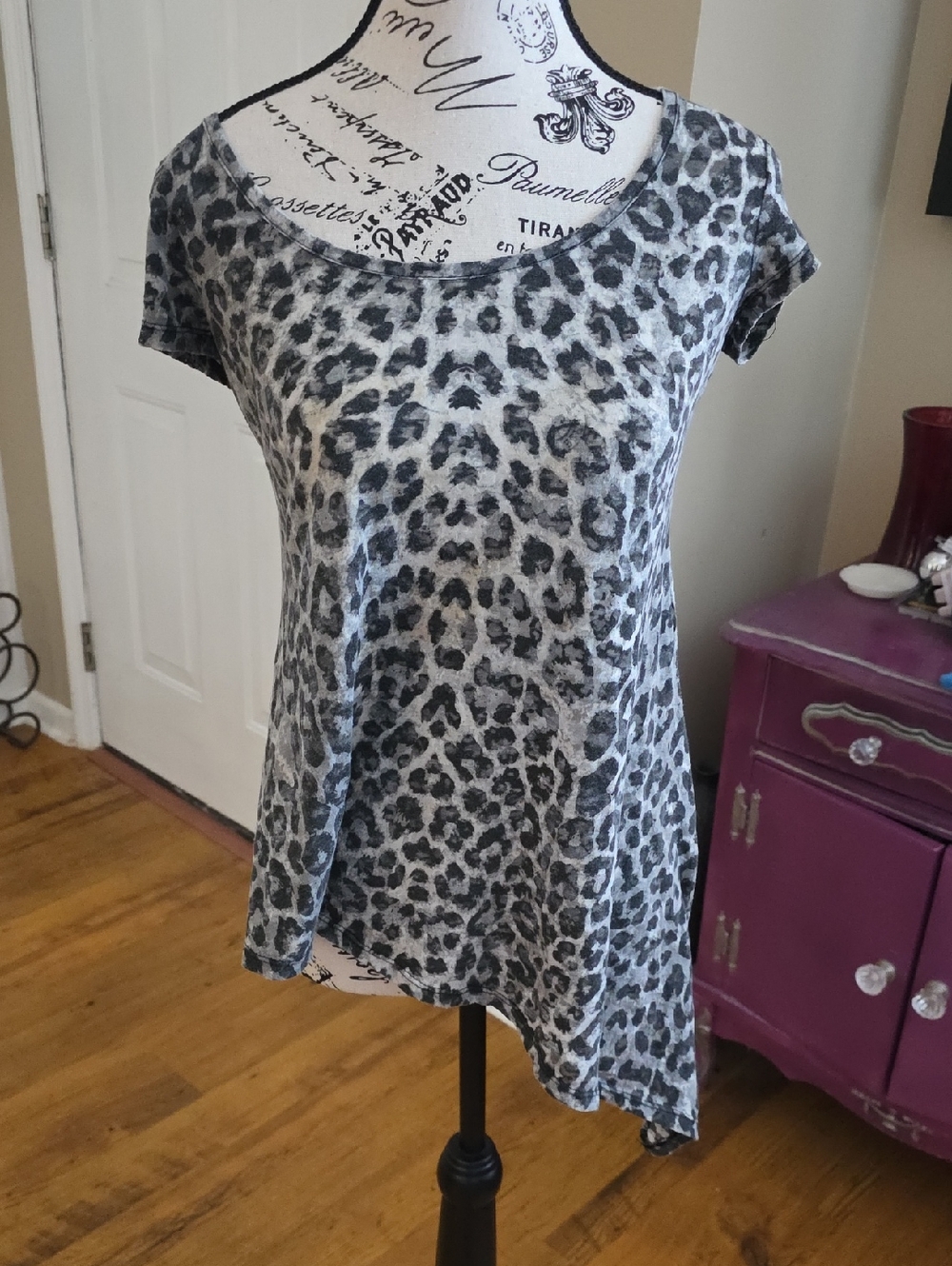 3/$20  Women’s Grey Leopard Print Asymetrical Scoop Neck Top